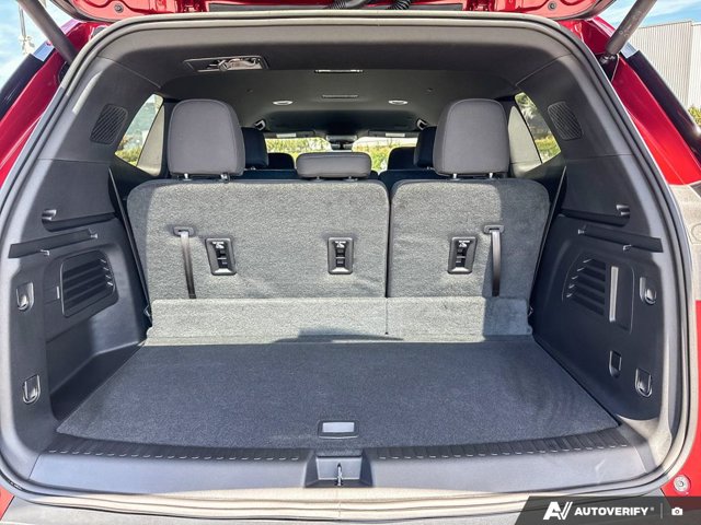 2026 GMC Acadia Elevation, červená, 15 km, dovoz Kanada — foto 15 z 20