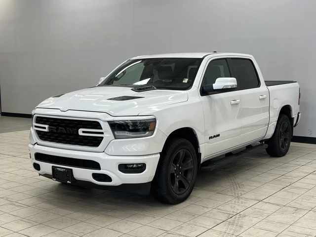 2022 RAM 1500 Sport, bílá, 57 832 km, dovoz Kanada — foto 3 z 5
