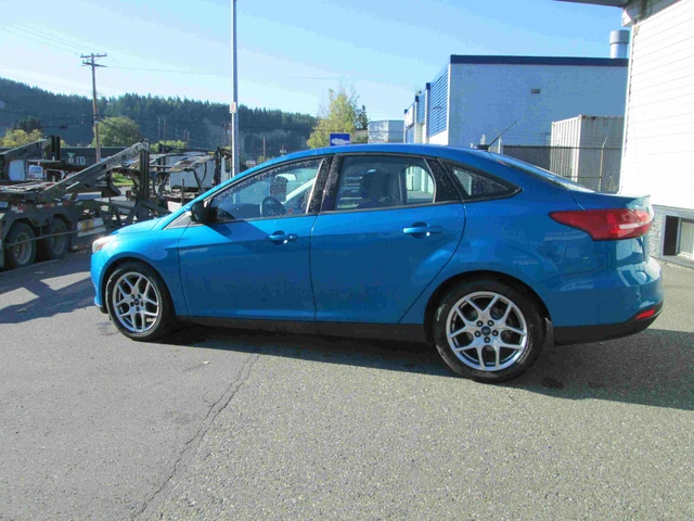 2016 Ford Focus SE, modrá, 143 812 km, dovoz Kanada — foto 5 z 13
