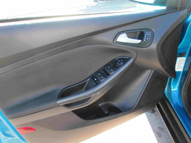 2016 Ford Focus SE, modrá, 143 812 km, dovoz Kanada — foto 7 z 13