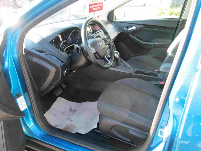 2016 Ford Focus SE, modrá, 143 812 km, dovoz Kanada — foto 8 z 13