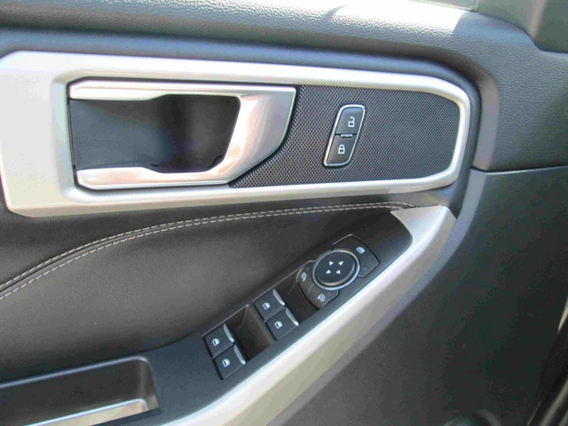 2022 Ford Explorer XLT, šedá, 121 519 km, dovoz Kanada — foto 7 z 13