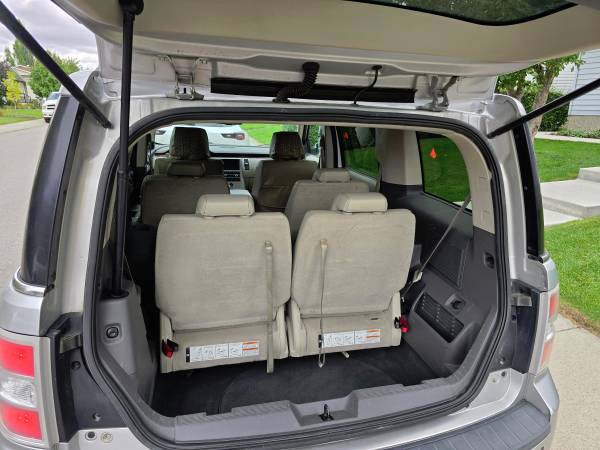 2011 Ford, dovoz Kanada — foto 8 z 12
