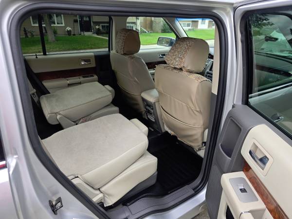 2011 Ford, dovoz Kanada — foto 9 z 12