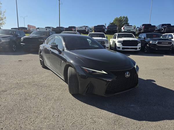 2021 Lexus, dovoz Kanada — foto 3 z 12