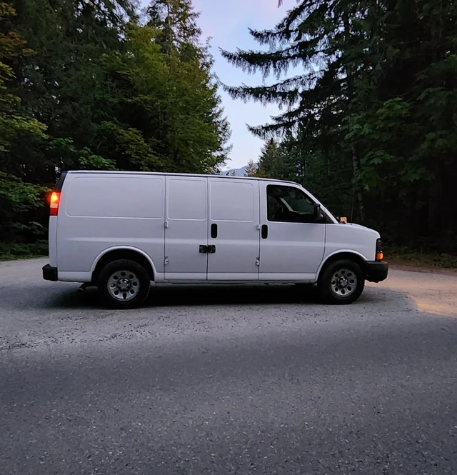 2014 Chevrolet Express, bílá, 232 520 km, dovoz Kanada — foto 2 z 5