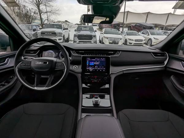 2025 Jeep, dovoz Kanada — foto 11 z 12
