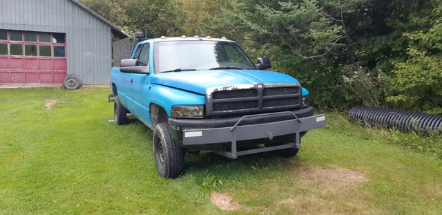 2001 Dodge Ram, 313 998 km, dovoz Kanada — foto 2 z 5