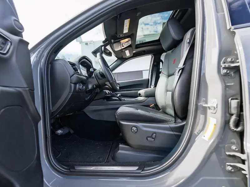 2026 Dodge Durango GT HEMI Plus, šedá, 13 km, dovoz Kanada — foto 9 z 12