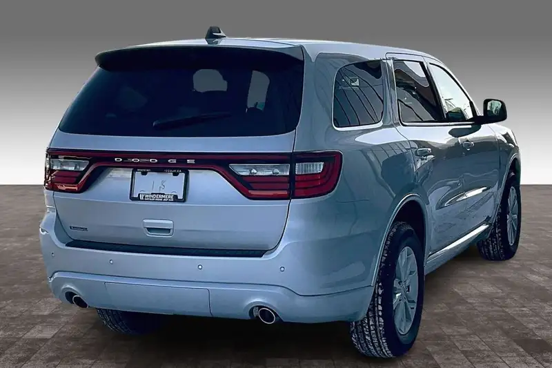 2026 Dodge Durango Sxt, stříbrná, 0 km, dovoz Kanada — foto 5 z 12