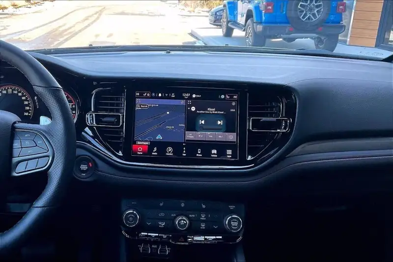 2026 Dodge Durango Sxt, šedá, 0 km, dovoz Kanada — foto 9 z 12