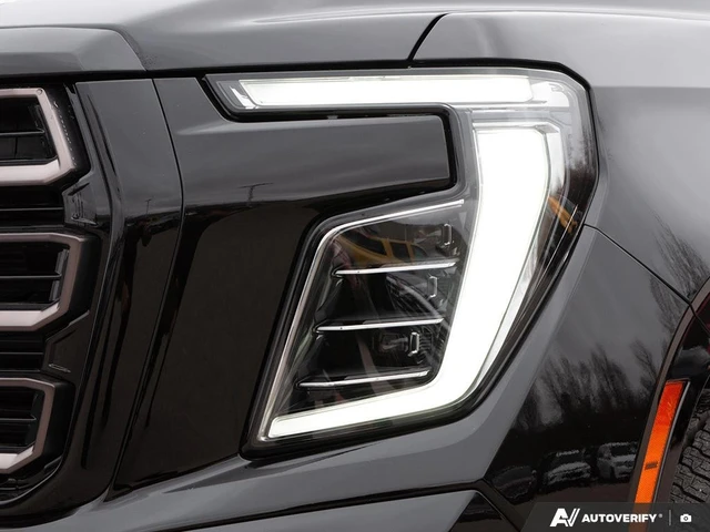 2026 GMC Yukon Elevation, bílá, 250 km, dovoz Kanada — foto 10 z 20