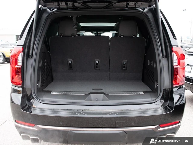 2026 GMC Yukon Elevation, bílá, 250 km, dovoz Kanada — foto 11 z 20