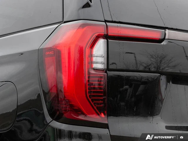 2026 GMC Yukon Elevation, bílá, 250 km, dovoz Kanada — foto 12 z 20