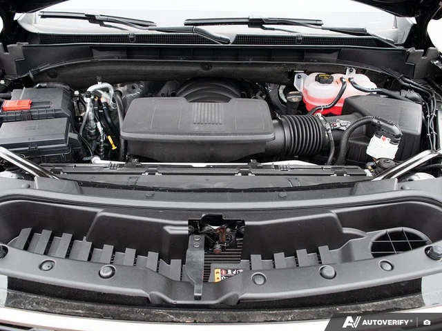 2026 GMC Yukon Elevation, bílá, 250 km, dovoz Kanada — foto 8 z 20