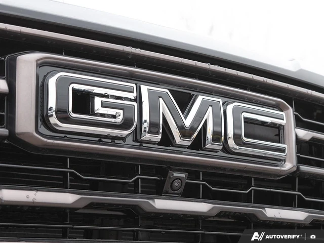 2026 GMC Yukon Elevation, bílá, 250 km, dovoz Kanada — foto 9 z 20