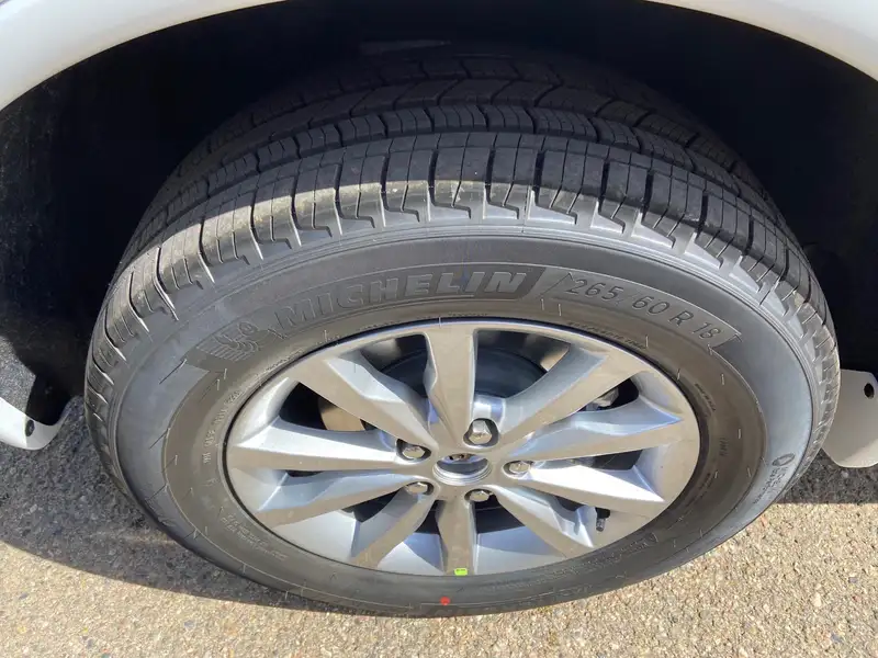2026 Dodge Durango SXT, bílá, dovoz Kanada — foto 4 z 12
