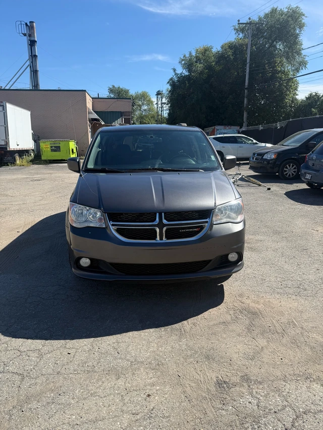 2017 Dodge Caravan, šedá, 235 500 km, dovoz Kanada — foto 1 z 5 2017 Dodge Caravan, šedá, 235 500 km, dovoz Kanada — foto 1 z 5