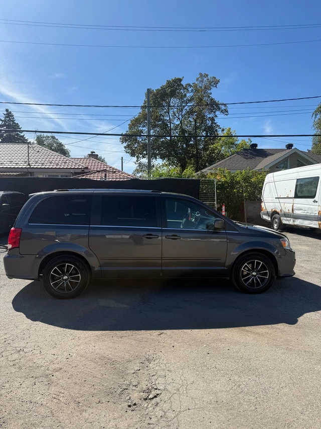 2017 Dodge Caravan, šedá, 235 500 km, dovoz Kanada — foto 2 z 5