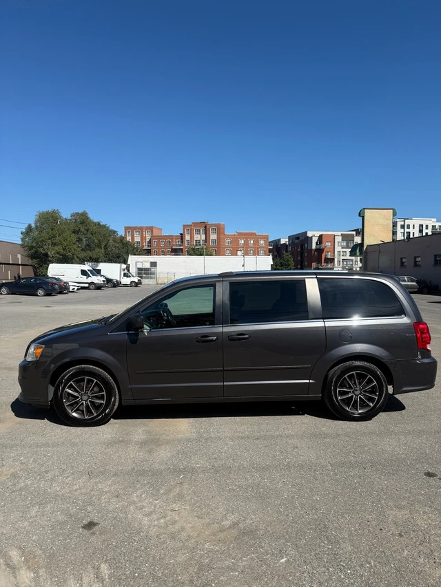 2017 Dodge Caravan, šedá, 235 500 km, dovoz Kanada — foto 4 z 5
