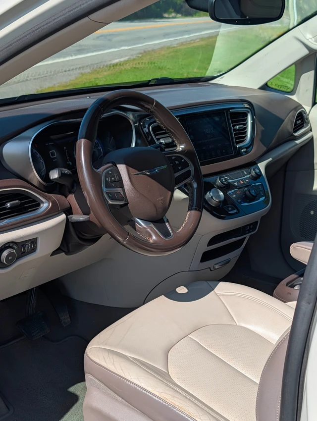 2017 Chrysler Pacifica Touring L Plus, 180 000 km, dovoz Kanada — foto 2 z 5