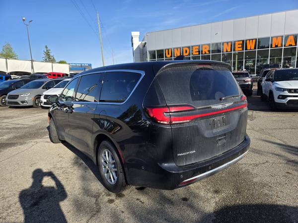2025 Chrysler, dovoz Kanada — foto 4 z 12
